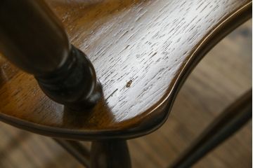 中古　美品　カリモク家具(karimoku)　コロニアルシリーズ(Colonial)　クラシカルな美しさと快適性を兼ね備えたウィンザーチェア4脚セット(ダイニングチェア、アームレスチェア、椅子、イス、バラ売り可能)(R-082710)