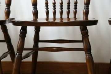 中古　美品　カリモク家具(karimoku)　コロニアルシリーズ(Colonial)　クラシカルな美しさと快適性を兼ね備えたウィンザーチェア4脚セット(ダイニングチェア、アームレスチェア、椅子、イス、バラ売り可能)(R-082710)