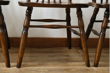中古　美品　カリモク家具(karimoku)　コロニアルシリーズ(Colonial)　クラシカルな美しさと快適性を兼ね備えたウィンザーチェア4脚セット(ダイニングチェア、アームレスチェア、椅子、イス、バラ売り可能)(R-082710)