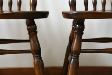 中古　美品　カリモク家具(karimoku)　コロニアルシリーズ(Colonial)　クラシカルな美しさと快適性を兼ね備えたウィンザーチェア4脚セット(ダイニングチェア、アームレスチェア、椅子、イス、バラ売り可能)(R-082710)
