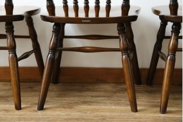 中古　美品　カリモク家具(karimoku)　コロニアルシリーズ(Colonial)　クラシカルな美しさと快適性を兼ね備えたウィンザーチェア4脚セット(ダイニングチェア、アームレスチェア、椅子、イス、バラ売り可能)(R-082710)