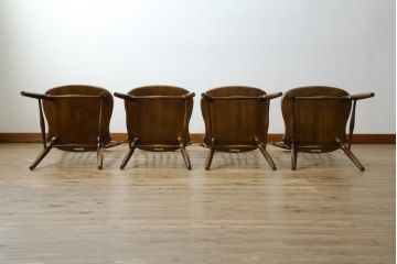 中古　美品　カリモク家具(karimoku)　コロニアルシリーズ(Colonial)　クラシカルな美しさと快適性を兼ね備えたウィンザーチェア4脚セット(ダイニングチェア、アームレスチェア、椅子、イス、バラ売り可能)(R-082710)