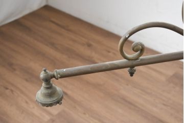 フランスアンティーク　特大!!　激レアサイズ!!　シンプルながらもクラシカルな曲線が美しい4灯式のブラス製シャンデリア(真鍮、天井照明、吊り下げ照明、ペンダントライト)(R-082714)