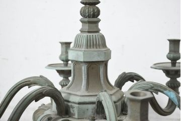 フランスアンティーク　特大で重厚!!一般家庭用とは思えないほど立派!凝った装飾のブロンズ製キャンドル式シャンデリア(天井照明、吊り下げ照明、ペンダントライト、蝋燭型、キャンドル型)(R-082715)