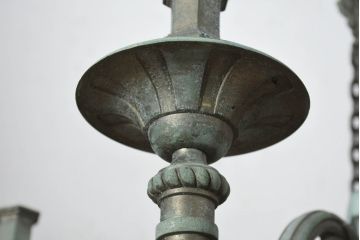フランスアンティーク　特大で重厚!!一般家庭用とは思えないほど立派!凝った装飾のブロンズ製キャンドル式シャンデリア(天井照明、吊り下げ照明、ペンダントライト、蝋燭型、キャンドル型)(R-082715)