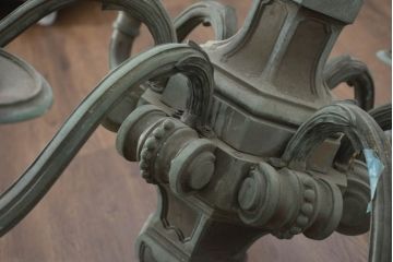フランスアンティーク　特大で重厚!!一般家庭用とは思えないほど立派!凝った装飾のブロンズ製キャンドル式シャンデリア(天井照明、吊り下げ照明、ペンダントライト、蝋燭型、キャンドル型)(R-082715)