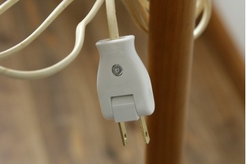 スウェーデンヴィンテージ　パイン材の温もりと優しい色が調和するナチュラルなフロアスタンド　(R-082724)