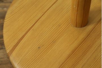 スウェーデンヴィンテージ　パイン材の温もりと優しい色が調和するナチュラルなフロアスタンド　(R-082724)