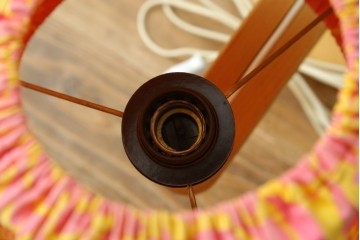 スウェーデンヴィンテージ　パイン材の温もりと優しい色が調和するナチュラルなフロアスタンド　(R-082724)