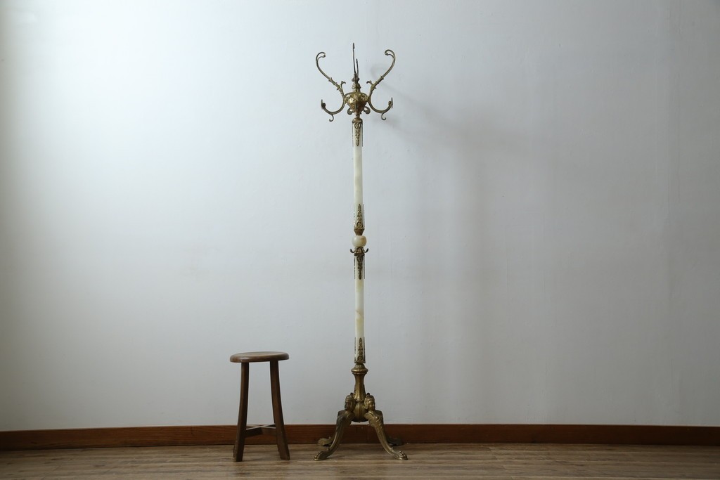 イタリアヴィンテージ　ブラスの重厚感と大理石支柱の上品さが際立つコートハンガー　(R-082725)