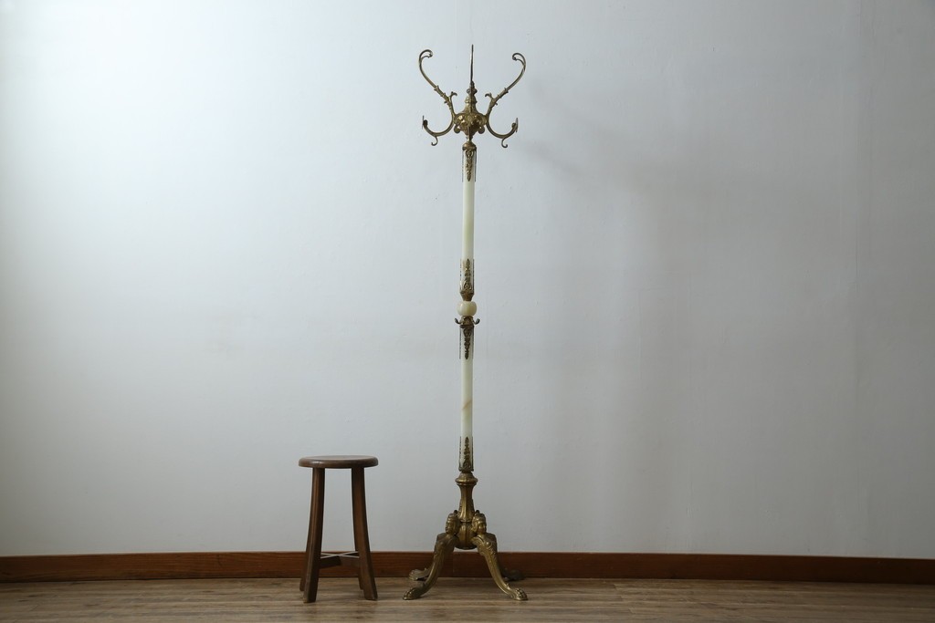 イタリアヴィンテージ　ブラスの重厚感と大理石支柱の上品さが際立つコートハンガー　(R-082725)