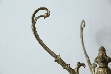 イタリアヴィンテージ　ブラスの重厚感と大理石支柱の上品さが際立つコートハンガー　(R-082725)