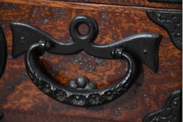 中古　岩谷堂箪笥　小物整理におすすめ!迫力のある金具が目を引く極小箪笥(収納タンス、引き出し、チェスト)(R-082726)