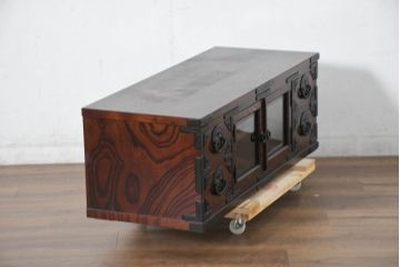 中古　超美品　岩谷堂箪笥　どっしりとした重厚感ある佇まいが魅力的なテレビ台(ローボード、収納棚、戸棚、リビングボード、テレビボード)(定価約45万円)(R-082727)