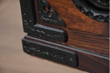 中古　超美品　岩谷堂箪笥　どっしりとした重厚感ある佇まいが魅力的なテレビ台(ローボード、収納棚、戸棚、リビングボード、テレビボード)(定価約45万円)(R-082727)