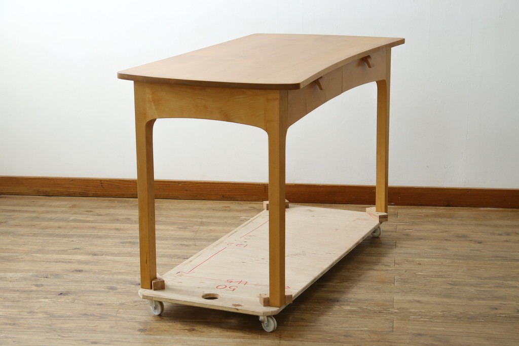 中古　家具工房　BritCraft(ブリットクラフト)　ハードメープル材　丸みをおびたデザインの引き出し付きデスク　(R-082728)