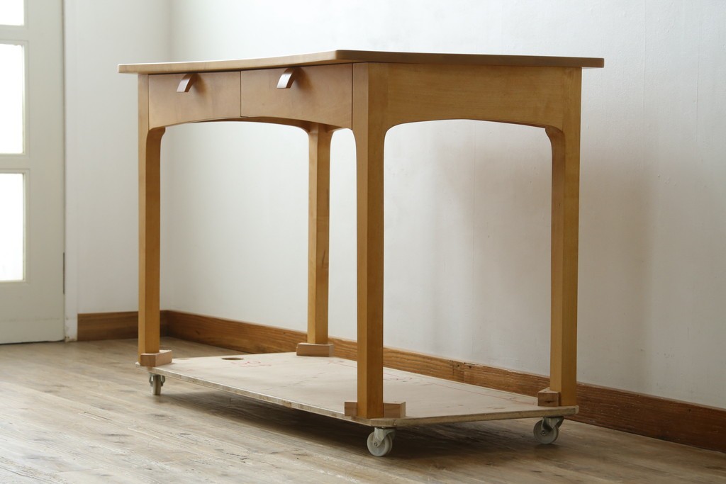 中古　家具工房　BritCraft(ブリットクラフト)　ハードメープル材　丸みをおびたデザインの引き出し付きデスク　(R-082728)