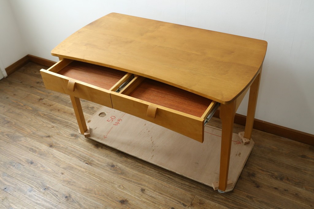 中古　家具工房　BritCraft(ブリットクラフト)　ハードメープル材　丸みをおびたデザインの引き出し付きデスク　(R-082728)