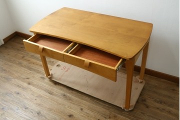 中古　家具工房　BritCraft(ブリットクラフト)　ハードメープル材　丸みをおびたデザインの引き出し付きデスク　(R-082728)