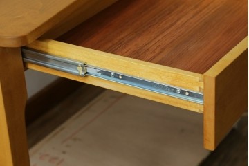 中古　家具工房　BritCraft(ブリットクラフト)　ハードメープル材　丸みをおびたデザインの引き出し付きデスク　(R-082728)