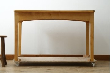 中古　家具工房　BritCraft(ブリットクラフト)　ハードメープル材　丸みをおびたデザインの引き出し付きデスク　(R-082728)