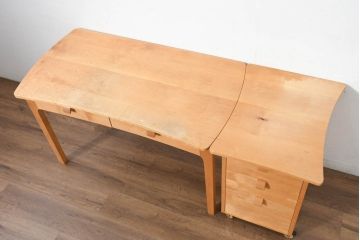 中古　家具工房　BritCraft(ブリットクラフト)　ハードメープル材　丸みをおびたデザインの引き出し付きデスク(机、ワークデスク、コンソールテーブル、在宅用、在宅ワーク用)(R-082728)