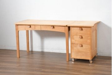 中古　家具工房　BritCraft(ブリットクラフト)　ハードメープル材　丸みをおびたデザインの引き出し付きデスク(机、ワークデスク、コンソールテーブル、在宅用、在宅ワーク用)(R-082728)