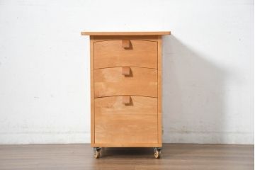 中古　家具工房　BritCraft(ブリットクラフト)　ハードメープル材　丸みをおびたデザインのかわいらしいワゴン(脇机、サイドチェスト、ナイトテーブル、袖机、引き出し)(R-082729)
