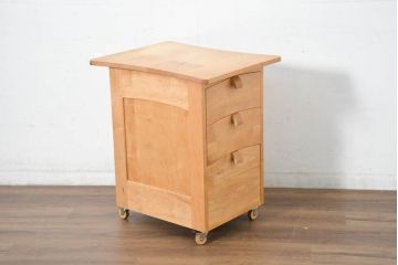中古　家具工房　BritCraft(ブリットクラフト)　ハードメープル材　丸みをおびたデザインのかわいらしいワゴン(脇机、サイドチェスト、ナイトテーブル、袖机、引き出し)(R-082729)