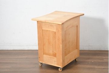 中古　家具工房　BritCraft(ブリットクラフト)　ハードメープル材　丸みをおびたデザインのかわいらしいワゴン(脇机、サイドチェスト、ナイトテーブル、袖机、引き出し)(R-082729)