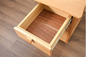 中古　家具工房　BritCraft(ブリットクラフト)　ハードメープル材　丸みをおびたデザインのかわいらしいワゴン(脇机、サイドチェスト、ナイトテーブル、袖机、引き出し)(R-082729)
