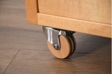 中古　家具工房　BritCraft(ブリットクラフト)　ハードメープル材　丸みをおびたデザインのかわいらしいワゴン(脇机、サイドチェスト、ナイトテーブル、袖机、引き出し)(R-082729)