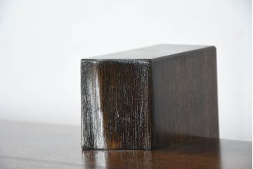 中古　新品未使用　展示品　岩手岩泉・純木家具　総欅(ケヤキ)材　漆塗り　空間を選ばず使える万能デザイン!!シンプルモダンな飾り棚(オープンシェルフ、オープンラック、ディスプレイラック、陳列棚)(R-082730)