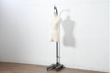 中古　KIIYA(キイヤ)　レディース(女性用)　吊り式　キャスター付きで実用性抜群!!店舗やアトリエにおすすめのトルソー(マネキン、ディスプレイ雑貨、洋服掛け、帽子掛け、店舗什器)(定価約10万円)(R-082731)