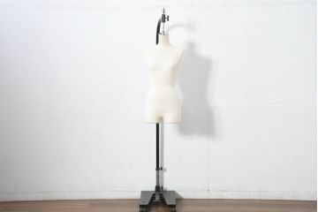 中古　KIIYA(キイヤ)　レディース(女性用)　吊り式　キャスター付きで実用性抜群!!店舗やアトリエにおすすめのトルソー(マネキン、ディスプレイ雑貨、洋服掛け、帽子掛け、店舗什器)(定価約10万円)(R-082731)