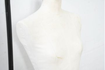 中古　KIIYA(キイヤ)　レディース(女性用)　吊り式　キャスター付きで実用性抜群!!店舗やアトリエにおすすめのトルソー(マネキン、ディスプレイ雑貨、洋服掛け、帽子掛け、店舗什器)(定価約10万円)(R-082731)