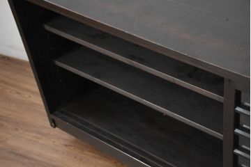 中古　古建具をリメイクしたモダンな横桟ガラス引き戸が魅力な水屋箪笥サイドボード(食器棚、収納棚、戸棚、カップボード、サイドキャビネット)(R-082732)