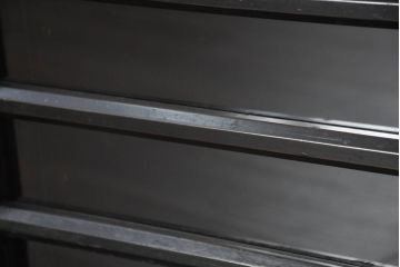 中古　古建具をリメイクしたモダンな横桟ガラス引き戸が魅力な水屋箪笥サイドボード(食器棚、収納棚、戸棚、カップボード、サイドキャビネット)(R-082732)