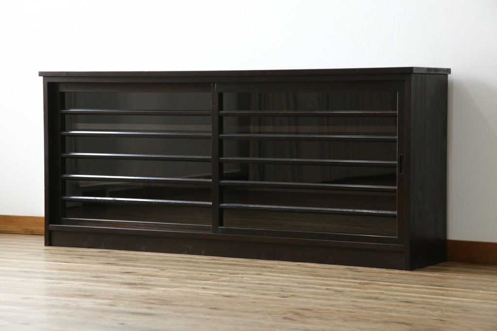 中古　古建具をリメイクしたモダンな横桟ガラス引き戸が魅力な水屋箪笥サイドボード　(R-082732)