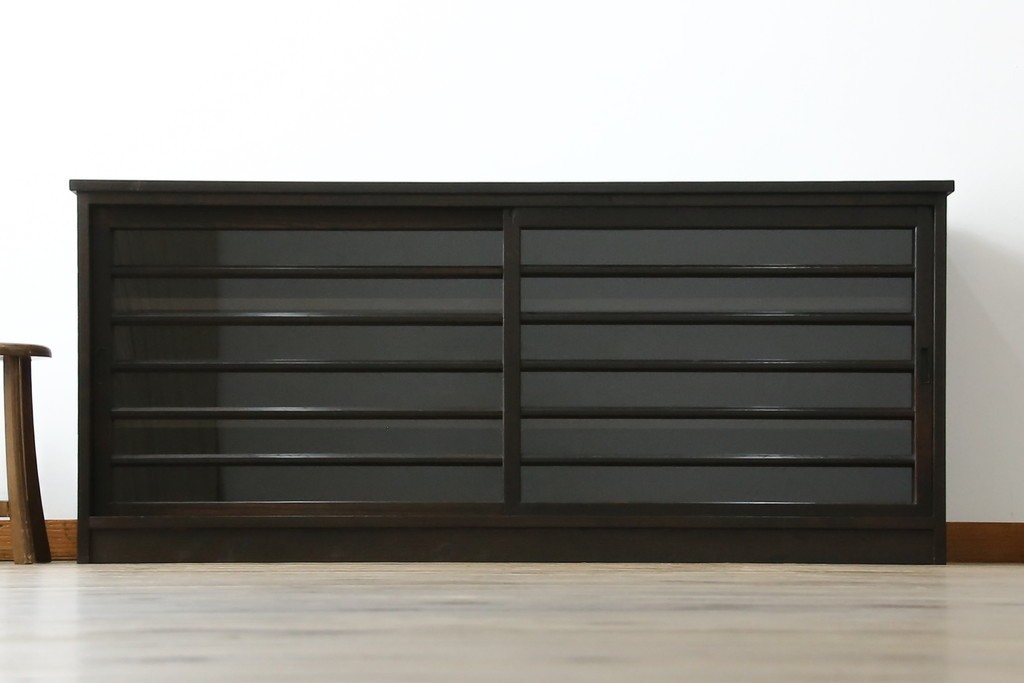 中古　古建具をリメイクしたモダンな横桟ガラス引き戸が魅力な水屋箪笥サイドボード　(R-082732)