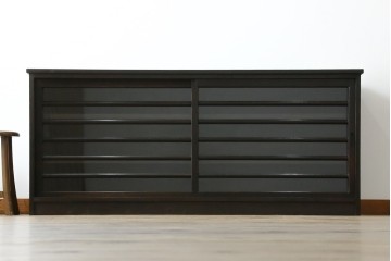 中古　古建具をリメイクしたモダンな横桟ガラス引き戸が魅力な水屋箪笥サイドボード　(R-082732)