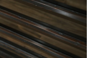 中古　古建具をリメイクしたモダンな横桟ガラス引き戸が魅力な水屋箪笥サイドボード　(R-082732)