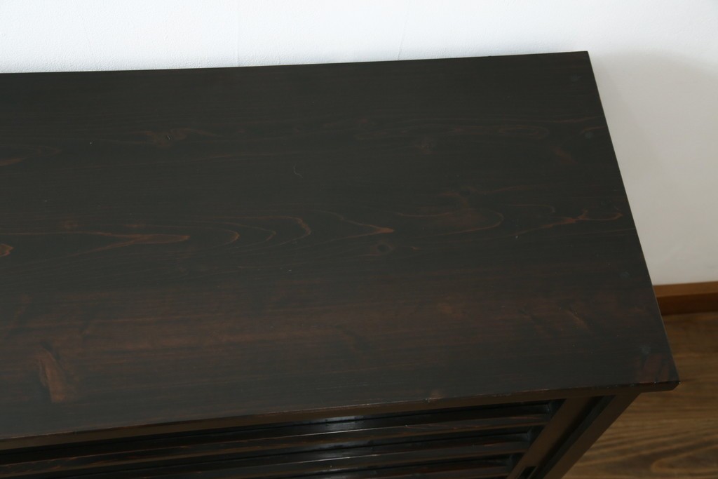 中古　古建具をリメイクしたモダンな横桟ガラス引き戸が魅力な水屋箪笥サイドボード　(R-082732)