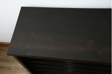 中古　古建具をリメイクしたモダンな横桟ガラス引き戸が魅力な水屋箪笥サイドボード　(R-082732)