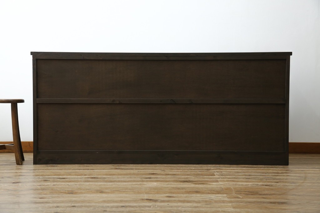 中古　古建具をリメイクしたモダンな横桟ガラス引き戸が魅力な水屋箪笥サイドボード　(R-082732)