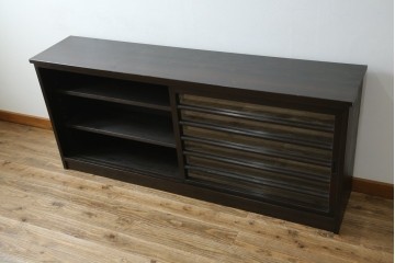 中古　古建具をリメイクしたモダンな横桟ガラス引き戸が魅力な水屋箪笥サイドボード　(R-082732)