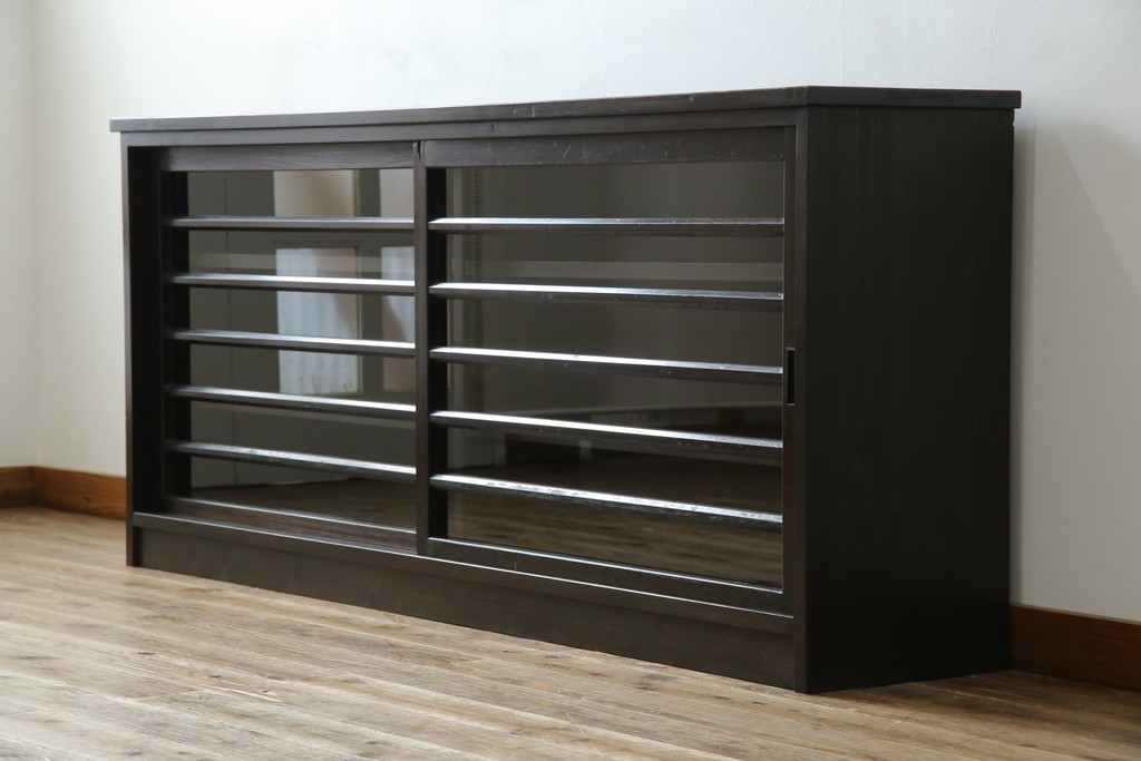 中古　古建具をリメイクしたモダンな横桟ガラス引き戸が魅力な水屋箪笥サイドボード　(R-082732)