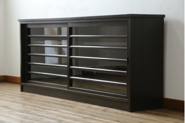 中古　古建具をリメイクしたモダンな横桟ガラス引き戸が魅力な水屋箪笥サイドボード　(R-082732)