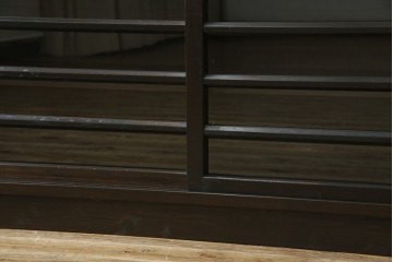 中古　古建具をリメイクしたモダンな横桟ガラス引き戸が魅力な水屋箪笥サイドボード　(R-082732)