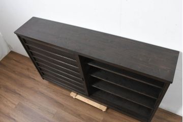 中古　古建具をリメイクしたモダンな横桟板戸が魅力な水屋箪笥サイドボード(食器棚、収納棚、戸棚、カップボード、サイドキャビネット)(R-082733)